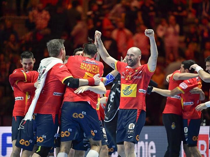 Die spanischen Spieler fallen sich nach dem Sieg in die Arme.