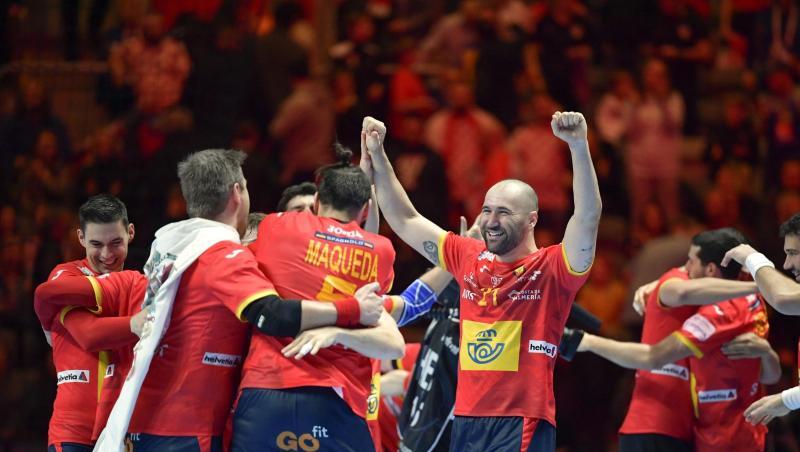Die spanischen Spieler fallen sich nach dem Sieg in die Arme. Die spanischen Spieler fallen sich nach dem Sieg in die Arme.
