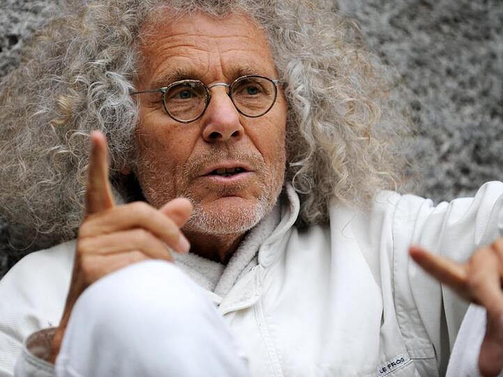 Rainer Langhans befindet sich in einem Interview. Foto: picture alliance / dpa/Archivbild