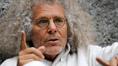 Rainer Langhans befindet sich in einem Interview. Foto: picture alliance / dpa/Archivbild
