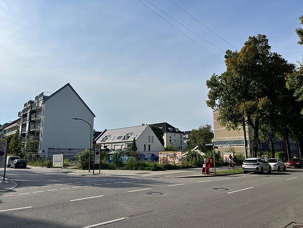 Auf diesem Grundstück sollten eigentlich Wohnungen entstehen. Doch auch sieben Jahre nach dem Aus der Tankstelle sieht man davon nichts. Auf diesem Grundstück sollten eigentlich Wohnungen entstehen. Doch auch sieben Jahre nach dem Aus der Tankstelle sieht man davon nichts.