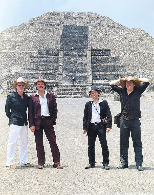 Quadro Nuevo an der Sonnenpyramide von Teotihuacán in Mexiko: Robert Wolf (links), Mulo Francel, Andreas Hinterseher und D.D. Lowka. Quadro Nuevo an der Sonnenpyramide von Teotihuacán in Mexiko: Robert Wolf (links), Mulo Francel, Andreas Hinterseher und D.D. Lowka.