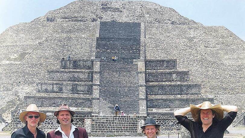 Quadro Nuevo an der Sonnenpyramide von Teotihuacán in Mexiko: Robert Wolf (links), Mulo Francel, Andreas Hinterseher und D.D. Lowka. Quadro Nuevo an der Sonnenpyramide von Teotihuacán in Mexiko: Robert Wolf (links), Mulo Francel, Andreas Hinterseher und D.D. Lowka.