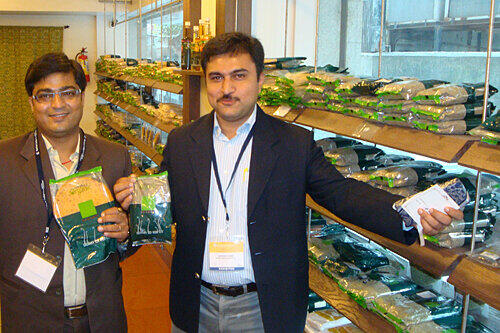 Bijay Pandey (l.) und Madananjay Sharma haben Erfolg mit ihrer Öko-Ladenkette &bdquo;Down to Earth&ldquo;.