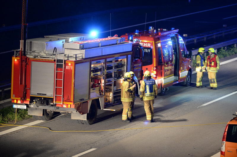 Unfall-Drama auf der A8 bei Grabenstätt: Eine französische Familie kracht mit ihrem Auto in ein Pannen-Auto. Bei dem Crash entsteht ein Trümmerfeld mit einer Länge von 300 Metern. Die Insassen kommen in die Klinik. Die Bilder...