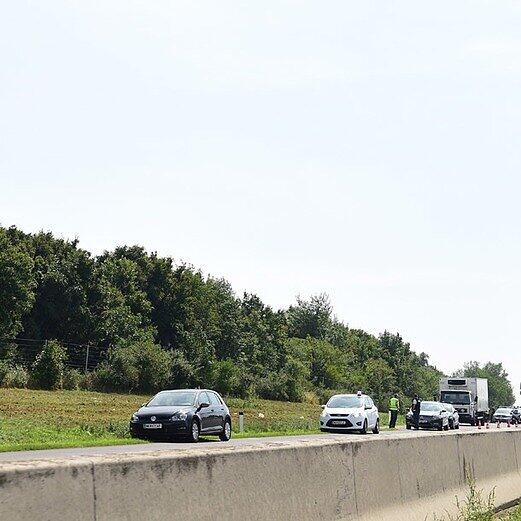 Die Polizei geht von 50 toten Flüchtlingen aus. Die Bilder!