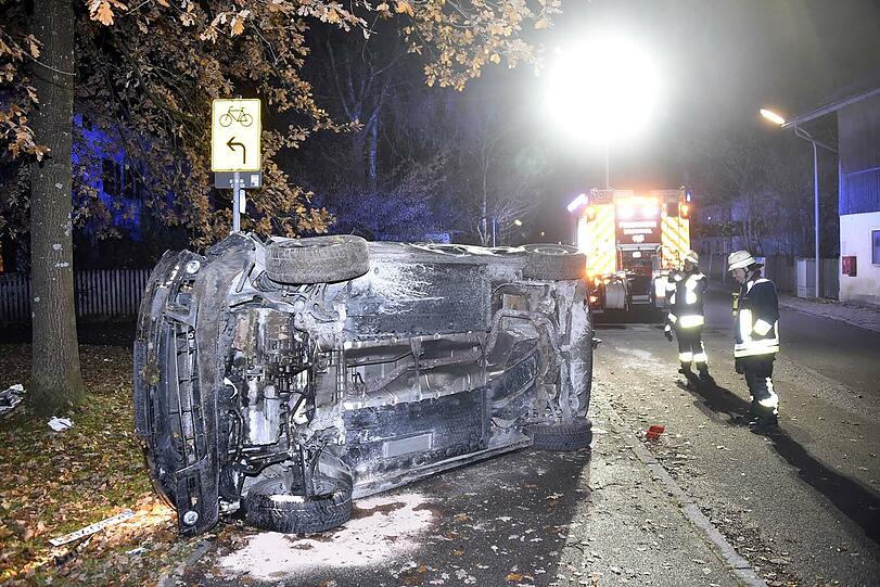 Der VW kam von der Straße ab und landete auf der Seite.