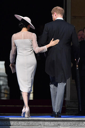 Ehe-Glück: Herzogin Meghan und Prinz Harry kommen zu einem Gartenfest im Buckingham Palace. Es ist der erste öffentliche Auftritt nach ihrer Hochzeit am 19. Mai.