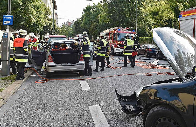 Die Feuerwehr musste das Dach des Mercedes abschneiden, um die Schwerverletzte rauszuholen.