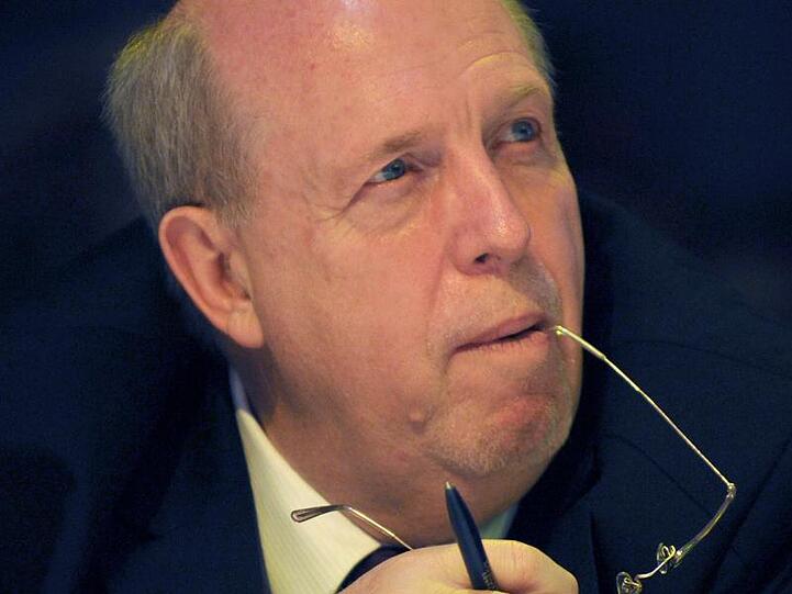 Rainer Calmund hat einen Stift und seine Brille in der Hand. Foto: Patrick Seeger/Archivbild