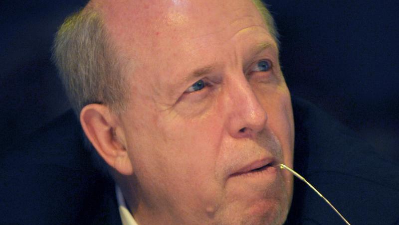Rainer Calmund hat einen Stift und seine Brille in der Hand. Foto: Patrick Seeger/Archivbild Rainer Calmund hat einen Stift und seine Brille in der Hand. Foto: Patrick Seeger/Archivbild