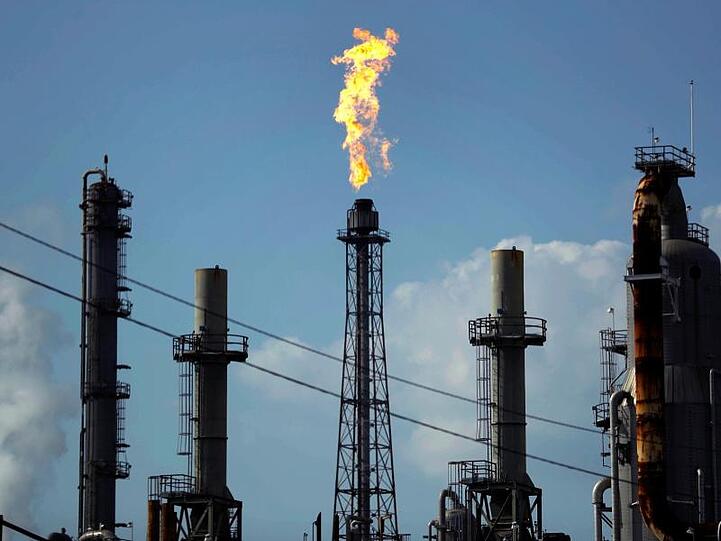 Eine Flamme brennt in einer Ölraffinerie in Texas.