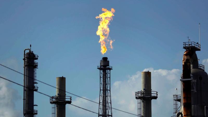 Eine Flamme brennt in einer Ölraffinerie in Texas. Eine Flamme brennt in einer Ölraffinerie in Texas.