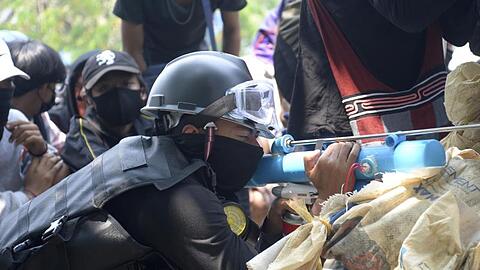 Ein Anti-Putsch-Demonstrant bereitet sich mit einem provisorischen Luftgewehr auf die Konfrontation mit der Polizei vor.