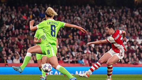 Lotte Wubben-Moy (r) sorgte erste spät für den Arsenal-Ausgleich gegen Wolfsburg.