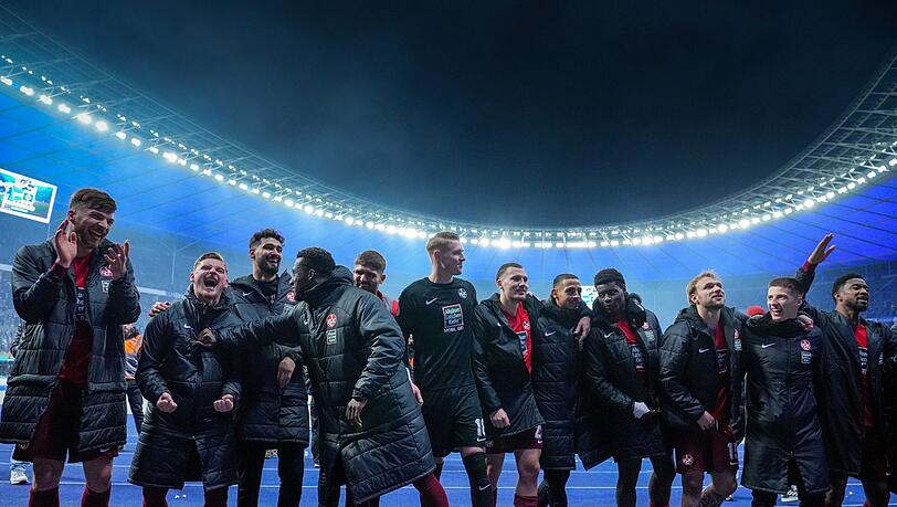 Die Spieler des 1. FC Kaiserslautern sind mit einem Sieg bei Hertha BSC ins Halbfinale des DFB-Pokals eingezogen.
