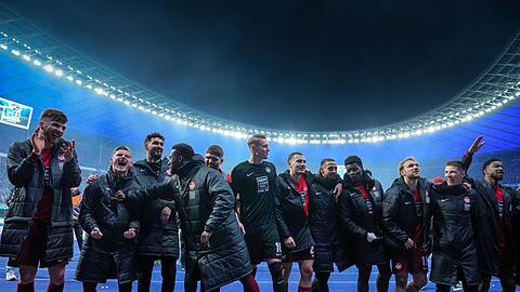 Die Spieler des 1. FC Kaiserslautern sind mit einem Sieg bei Hertha BSC ins Halbfinale des DFB-Pokals eingezogen.