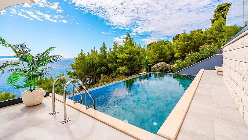 Ein traumhafter Pool wartet in der Villa White House - mit einem atemberaubenden Blick auf das Meer. Ein traumhafter Pool wartet in der Villa White House - mit einem atemberaubenden Blick auf das Meer.
