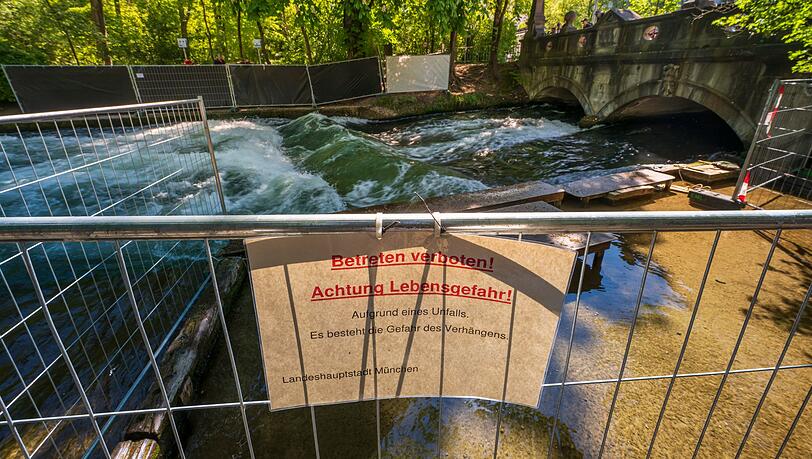 Nach einem tödlichen Surfunfall wurde zur Ermittlung der Ursache das Wasser an der Eisbachwelle abgesenkt. (Archivbild)