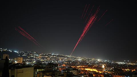 Menschen in Beirut jubeln vor Freude.