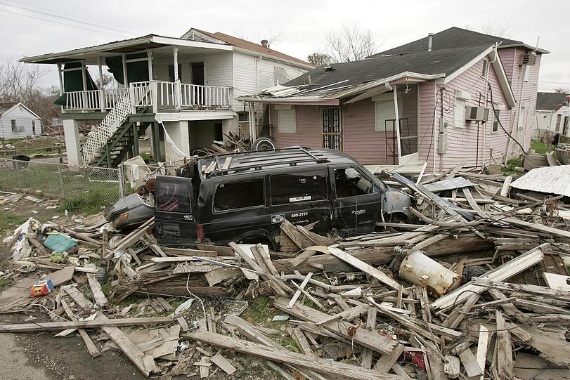 Die US-Metropole New Orleans ist nach dem verheerenden Hurrikan Katrina völlig überflutet. Der Wirbelsturm Katrina traf New Orleans im Sommer 2005 schwer und die folgende Flut setzte Teile der Stadt bis zu zweieinhalb Meter unter Wasser.