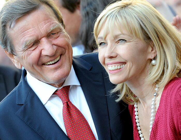 Der ehemalige Bundeskanzler Gerhard Schröder (SPD) und seine Frau Doris lachen am 31.08.2009 auf dem Opernplatz in Hannover. Doris Schröder-Köpf will nach Informationen der Oldenburger «Nordwest-Zeitung» (Montagausgabe 09.01.2012) und der «Bild»-Zeitung bei der Landtagswahl 2013 für die SPD in Hannover antreten. Die Ehefrau von Ex-Bundeskanzler Gerhard Schröder wolle sich um ein Mandat bewerben.