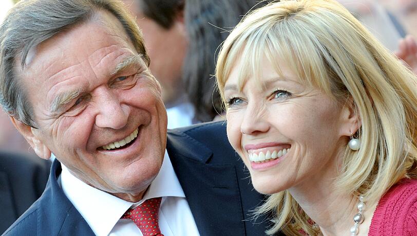 Der ehemalige Bundeskanzler Gerhard Schröder (SPD) und seine Frau Doris lachen am 31.08.2009 auf dem Opernplatz in Hannover. Doris Schröder-Köpf will nach Informationen der Oldenburger «Nordwest-Zeitung» (Montagausgabe 09.01.2012) und der «Bild»-Zeitung bei der Landtagswahl 2013 für die SPD in Hannover antreten. Die Ehefrau von Ex-Bundeskanzler Gerhard Schröder wolle sich um ein Mandat bewerben. Der ehemalige Bundeskanzler Gerhard Schröder (SPD) und seine Frau Doris lachen am 31.08.2009 auf dem Opernplatz in Hannover. Doris Schröder-Köpf will nach Informationen der Oldenburger «Nordwest-Zeitung» (Montagausgabe 09.01.2012) und der «Bild»-Zeitung bei der Landtagswahl 2013 für die SPD in Hannover antreten. Die Ehefrau von Ex-Bundeskanzler Gerhard Schröder wolle sich um ein Mandat bewerben.