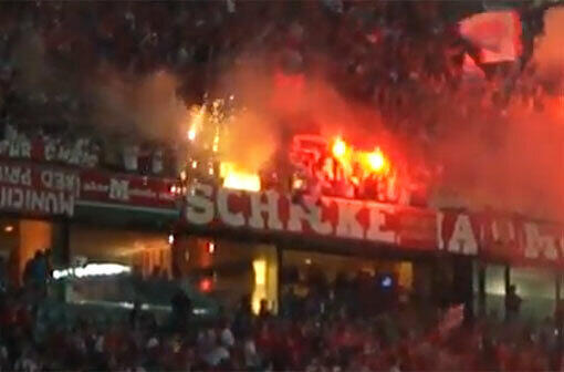 Gefährliche Feuerdusche für die Bayern-Fans: Aus dem Fanblock stürzen während des Champions-League-Finales Funken von Bengalos.