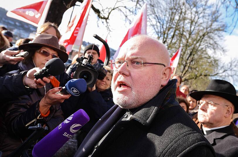 Der Münchner Erzbischof Kardinal Reinhard Marx sucht am Rande des Bischofstreffens das Gespräch mit Weltbild-Mitarbeitern.
