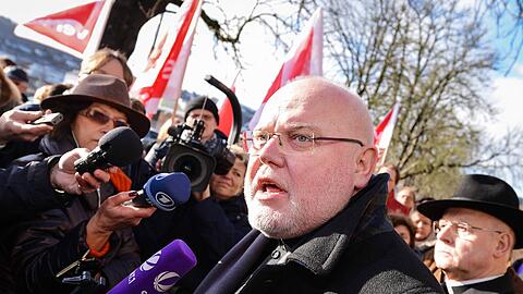 Der Münchner Erzbischof Kardinal Reinhard Marx sucht am Rande des Bischofstreffens das Gespräch mit Weltbild-Mitarbeitern.
