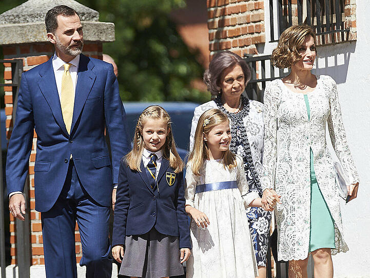 Leonor (2.v.l.) wird von ihrer Familie zur Kirche begleitet