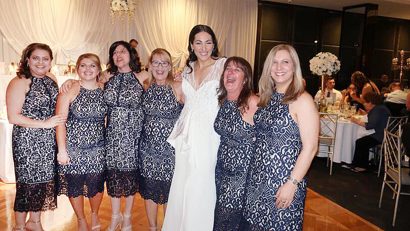 Sechs Frauen mit dem gleichen Kleid auf einer Hochzeit - Am Ende fanden es alle lustig.
