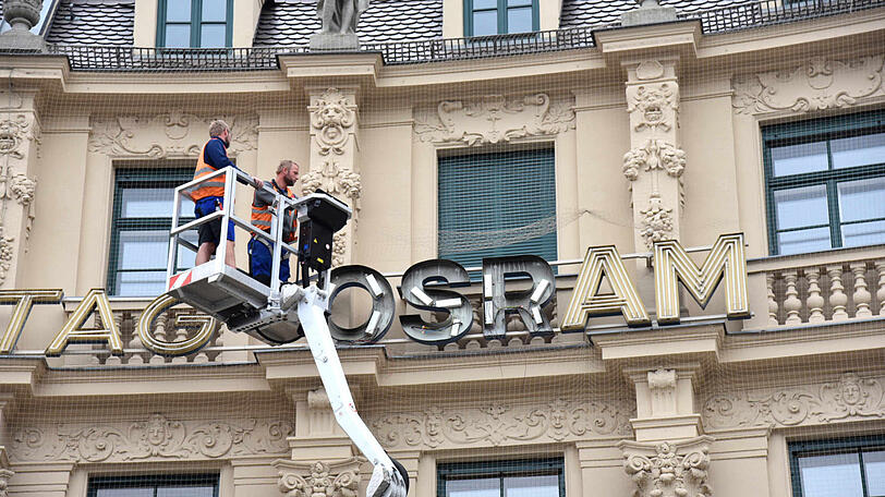 Handwerker montierten Anfang der Woche die berühmte Osram-Reklame am Stachus ab.