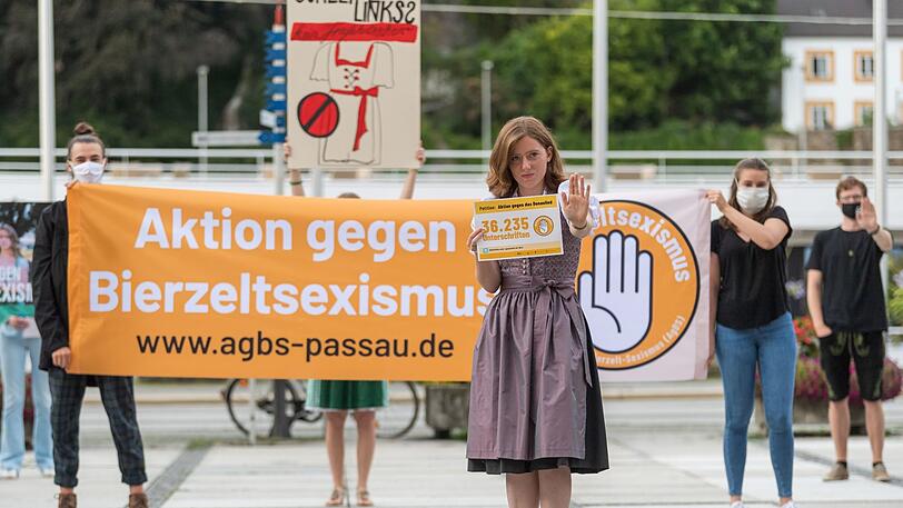 Studentin Corinna Schütz während der Kundgebung der Anti-Donaulied-Aktivisten in der Innenstadt von Passau.
