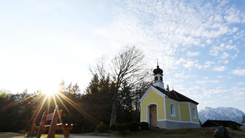 Die Sonne geht hinter einer Kapelle auf. Foto: Angelika Warmuth/dpa Die Sonne geht hinter einer Kapelle auf. Foto: Angelika Warmuth/dpa