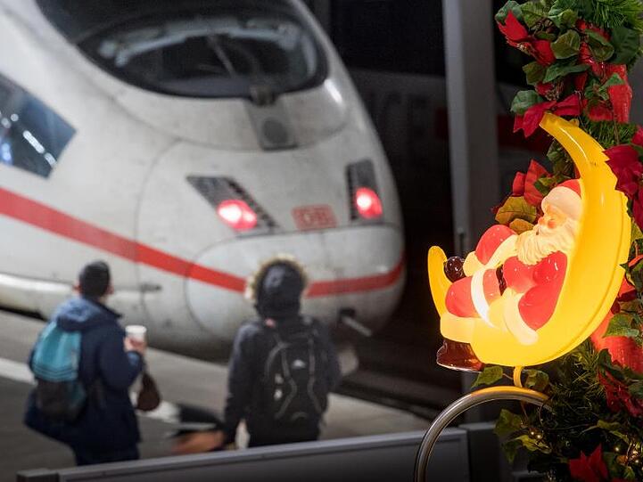 Gute Nachrichten für Bahn-Beschäftigte und -Kunden kurz vor Weihnachten: Die DB AG und die EVG haben sich auf einen weitreichenden Tarifvertrag geeinigt. Das heißt: Keine weiteren Streiks.