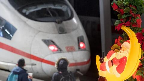 Gute Nachrichten für Bahn-Beschäftigte und -Kunden kurz vor Weihnachten: Die DB AG und die EVG haben sich auf einen weitreichenden Tarifvertrag geeinigt. Das heißt: Keine weiteren Streiks.