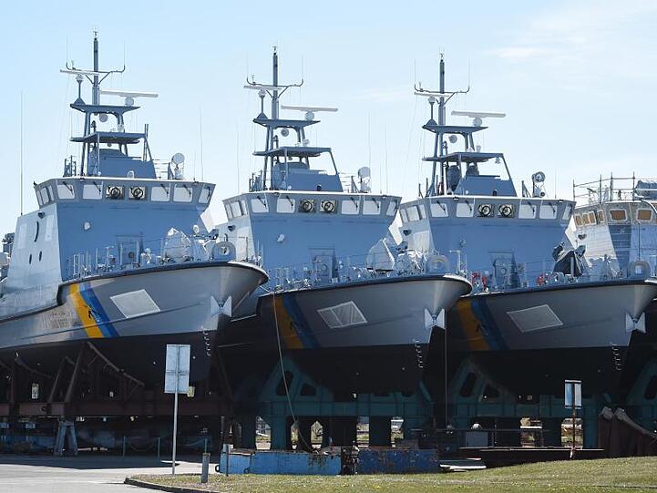 Patrouillenboote, die eigentlich für Saudi-Arabien bestimmt sind, liegen auf dem Gelände der Peene-Werft in Wolgast in Vorpommern.