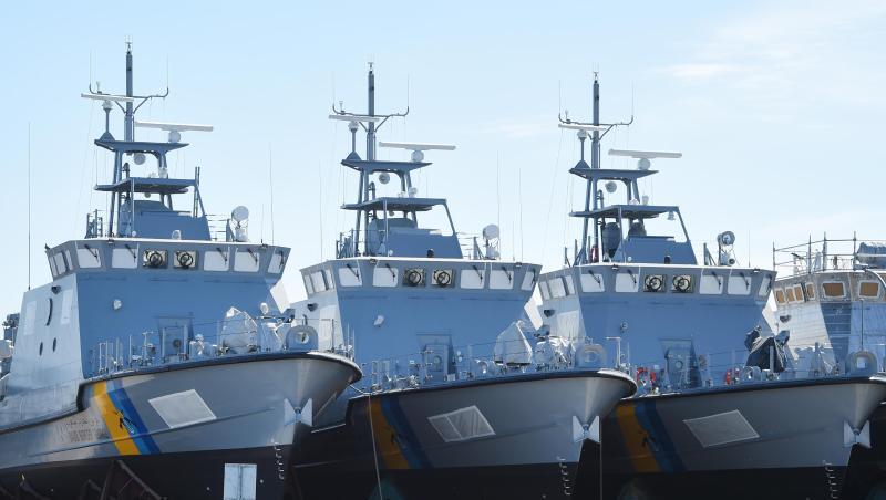 Patrouillenboote, die eigentlich für Saudi-Arabien bestimmt sind, liegen auf dem Gelände der Peene-Werft in Wolgast in Vorpommern. Patrouillenboote, die eigentlich für Saudi-Arabien bestimmt sind, liegen auf dem Gelände der Peene-Werft in Wolgast in Vorpommern.