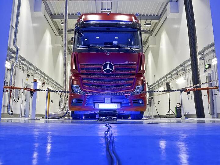 Ein Lkw auf einem Rollenprüfstand im Mercedes-Benz Werk Wörth. Daimler will künftig gemeinsam mit Volvo Brennstoffzellen für Lkw entwickeln.