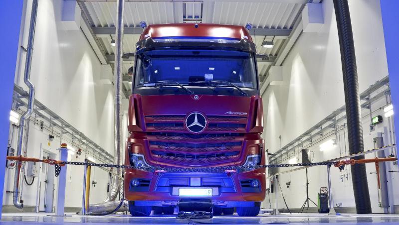 Ein Lkw auf einem Rollenprüfstand im Mercedes-Benz Werk Wörth. Daimler will künftig gemeinsam mit Volvo Brennstoffzellen für Lkw entwickeln. Ein Lkw auf einem Rollenprüfstand im Mercedes-Benz Werk Wörth. Daimler will künftig gemeinsam mit Volvo Brennstoffzellen für Lkw entwickeln.