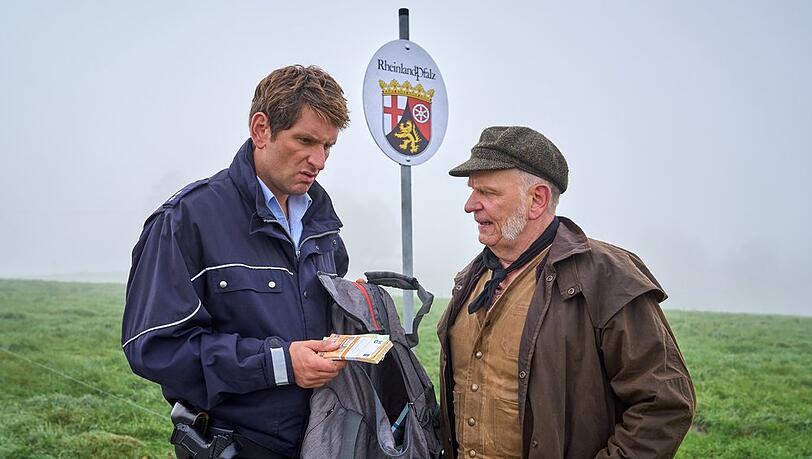 "Mord mit Aussicht: Women in Black": Schäfer Georg Kappes (Thomas Krutmann, r.) und Heino (Sebastian Schwarz) haben eine Tasche voller Geld gefunden.