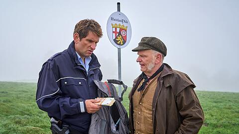 "Mord mit Aussicht: Women in Black": Schäfer Georg Kappes (Thomas Krutmann, r.) und Heino (Sebastian Schwarz) haben eine Tasche voller Geld gefunden.