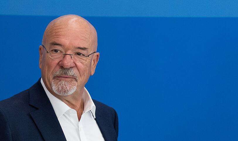 Wolfram Hatz, Präsident der Vereinigung der Bayerischen Wirtschaft (vbw), ist unzufrieden mit der derzeitigen Wirtschaftslage. Er fordert etwa mehr Eigenverantwortung für Unternehmen und Arbeitnehmer, um aus der Krise zu kommen.