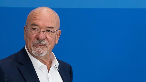 Wolfram Hatz, Präsident der Vereinigung der Bayerischen Wirtschaft (vbw), ist unzufrieden mit der derzeitigen Wirtschaftslage. Er fordert etwa mehr Eigenverantwortung für Unternehmen und Arbeitnehmer, um aus der Krise zu kommen.