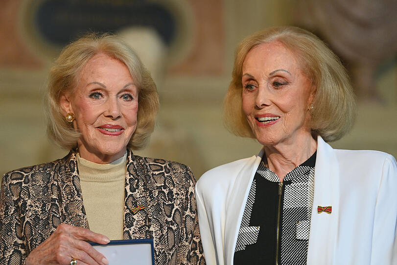 Seit Jahrzehnten weltweite Ikonen im Showbusiness: Die Kessler-Zwillinge Ellen (l.) und Alice Kessler erhalten den Verdienstorden für ihr Lebenswerk.