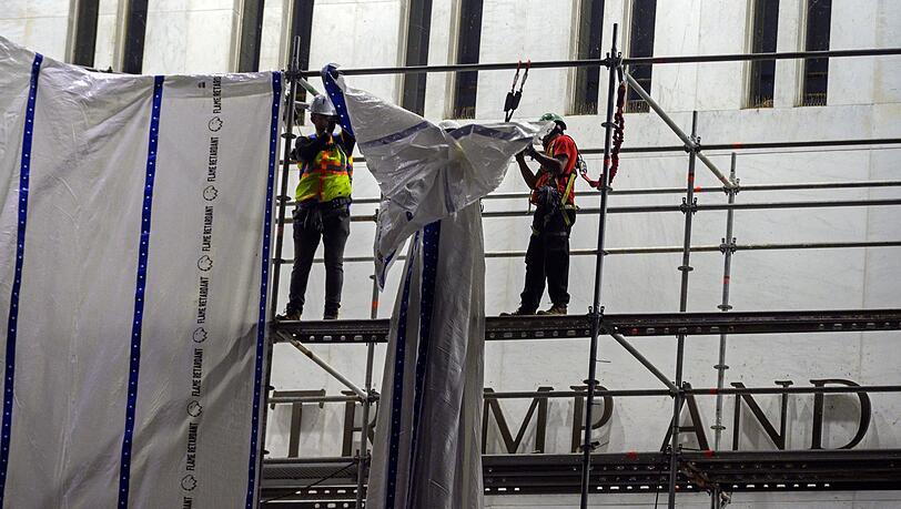 Arbeiter haben laut dem Kennedy Center Trumps Namen von der Fassade der Kultureinrichtung entfernt. Arbeiter haben laut dem Kennedy Center Trumps Namen von der Fassade der Kultureinrichtung entfernt.