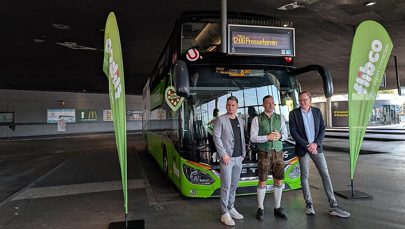 Die Chefs von Flibco und Flixbus stellen die Busverbindung vor. (v.l.) Tobias Stüber (Flibco) sowie André Schwämmlein und Daniel Packenius vom Unternehmen Flix. Die Chefs von Flibco und Flixbus stellen die Busverbindung vor. (v.l.) Tobias Stüber (Flibco) sowie André Schwämmlein und Daniel Packenius vom Unternehmen Flix.