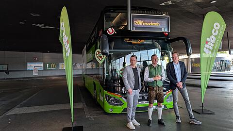 Die Chefs von Flibco und Flixbus stellen die Busverbindung vor. (v.l.) Tobias St&uuml;ber (Flibco) sowie Andr&eacute; Schw&auml;mmlein und Daniel Packenius vom Unternehmen Flix.