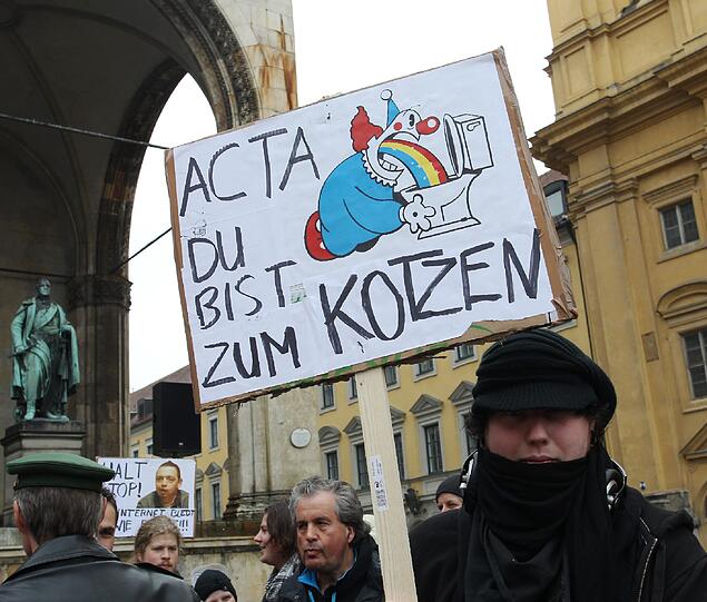 Affige Kostüme, witzige Plakate und viele Masken: Die Bilder von der Anti-ACTA-Demo in München